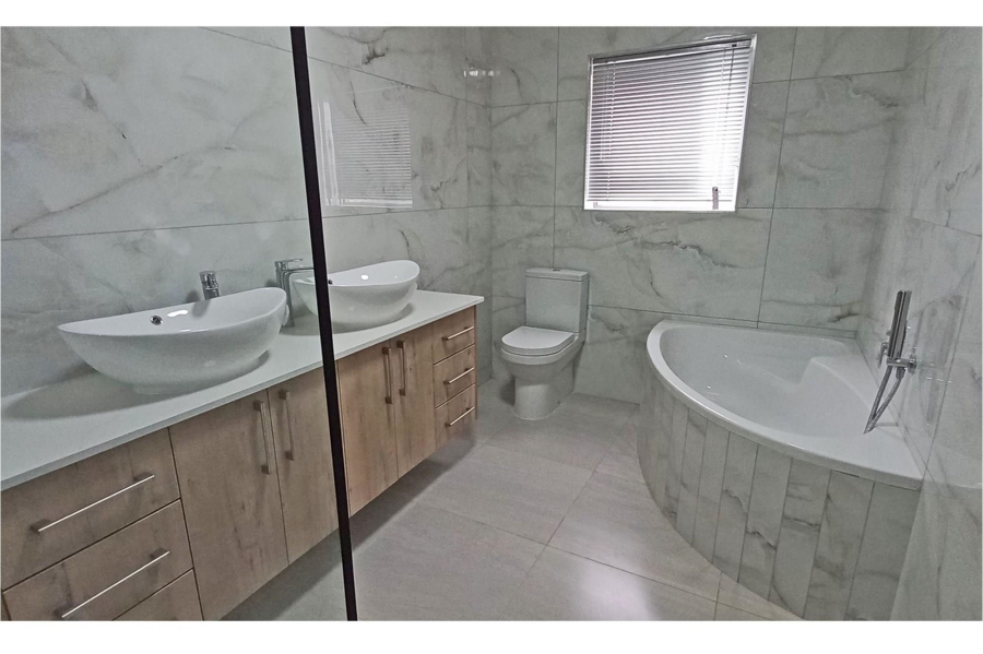 4 Bedroom Property for Sale in Monte Christo Western Cape